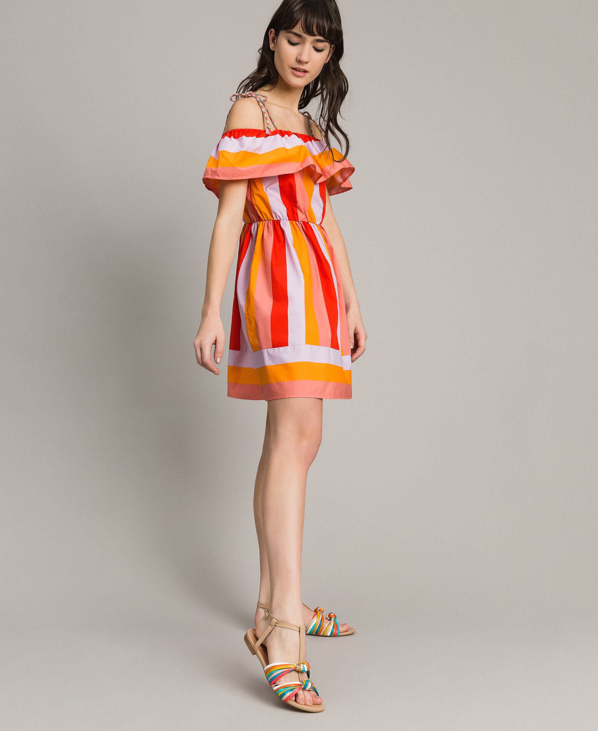 Платье в разноцветную полоску летнее